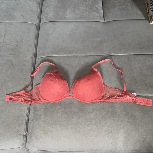 Victoria’s Secret Incredible Plunge - Picture 6 of 6